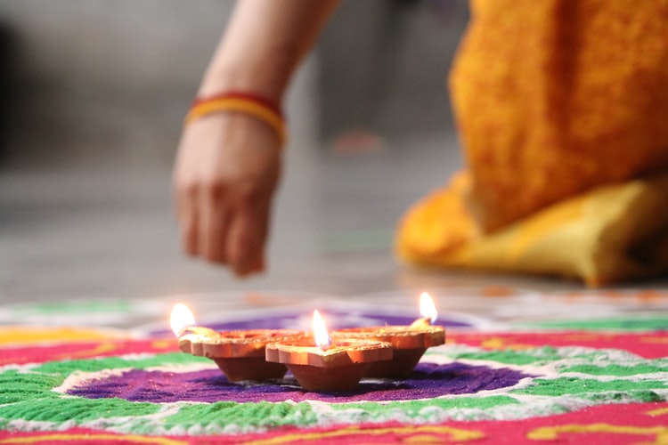 Top Diwali Gifts Ideas to Lighten Up the Festival According to their Relevance