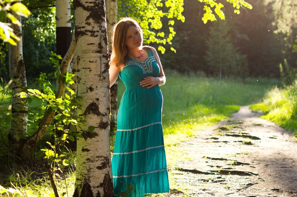 8 Startling Maternity Fashion Trends to Follow In 2021